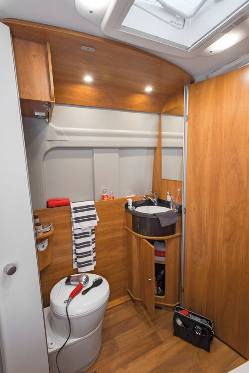 La porte de la salle de bain peut isoler la chambre.