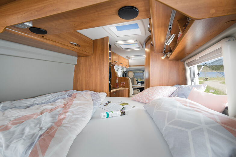 Vue depuis le lit double transversal à l’arrière.