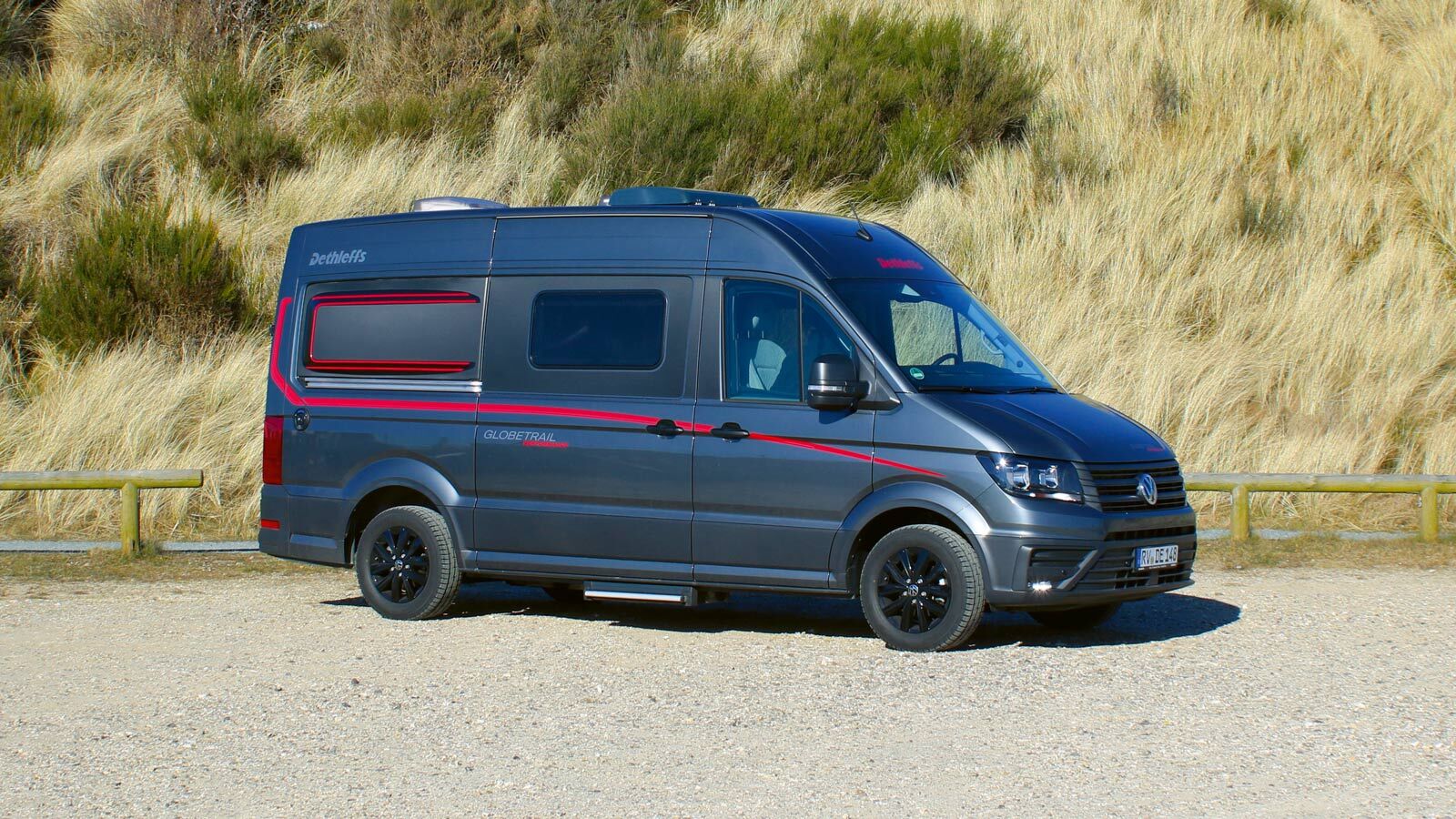 Avec son élégante peinture gris métallisé, ses jantes alu noires et ses autocollants de design rouges et noirs, le Globetrail Performance 600 DR attire tous les regards.