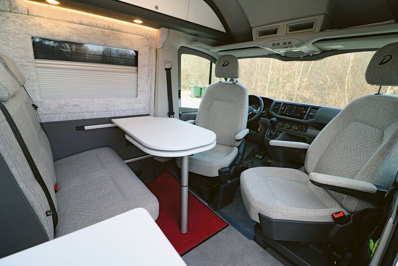 L’espace à vivre du Globetrail Performance 600 DR séduit par son espace, ses sièges confortables dont une banquette réglable et sa table suspendue adaptable.