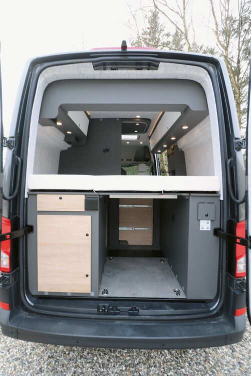 L’espace de rangement disponible sous le lit est suffisant.