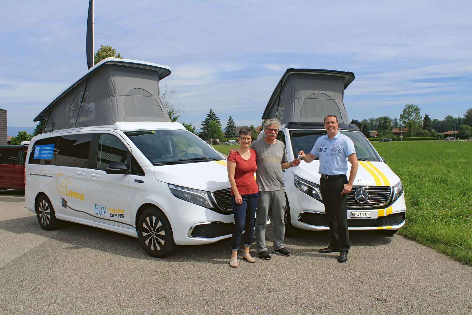 Corinne et Beat Steiner ont pris livraison du premier EQV YellowCamper de Beat Schlüchter, directeur général de Lorenz Nutzfahrzeuge AG.