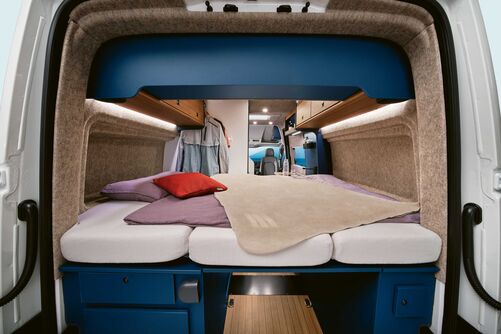 Le lit transversal doté d’un matelas en trois parties, avec surmatelas en option, présente une longueur de deux mètres grâce à un agrandissement de la carrosserie.