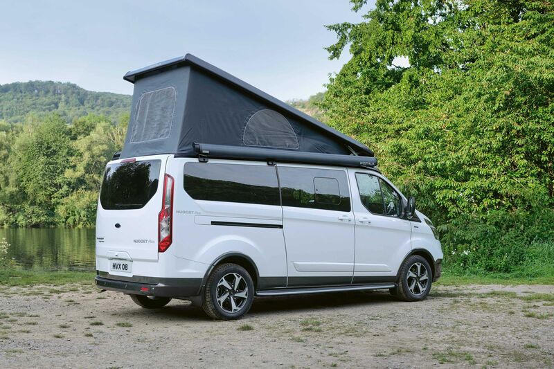 Le Ford Nugget Active dispose d’un toit typique, relevable à l'arrière, assurant une bonne liberté de mouvement dans la cuisine.