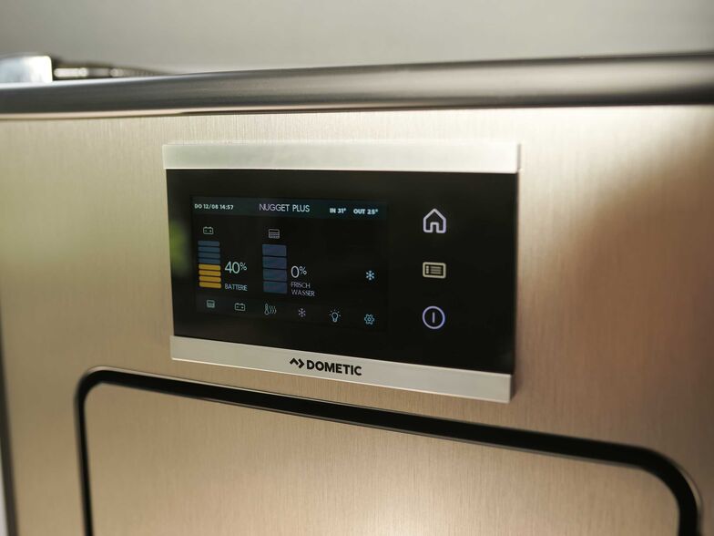 Détail de l'équipement de la Ford Nugget Active tels que le nouvel écran de contrôle de Dometic.