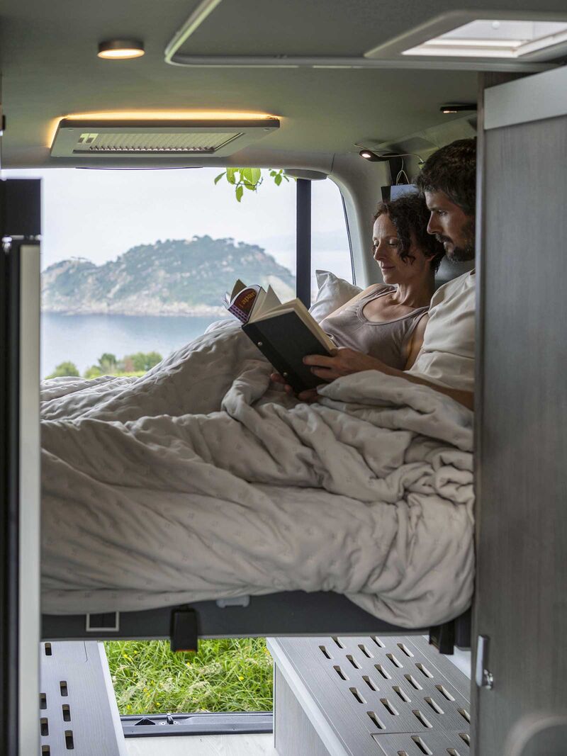 L’arrière peut servir d’espace de vie, mais se laisse transformer en un tour de main en une chambre à coucher accueillant jusqu’à quatre personnes.