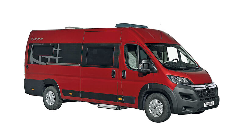 Les autocollants effet carbone sont parfaitement mis en valeur par la couleur claire du véhicule.