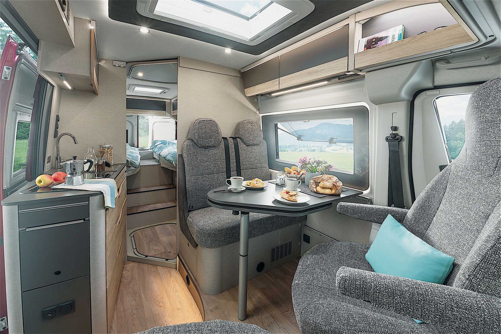 Vue du Campscout Elegance de Globecar avec lits jumeaux à l’arrière. Caractéristique principale : le luxueux concept d’éclairage qui allie différents éléments d’éclairage direct et indirect.