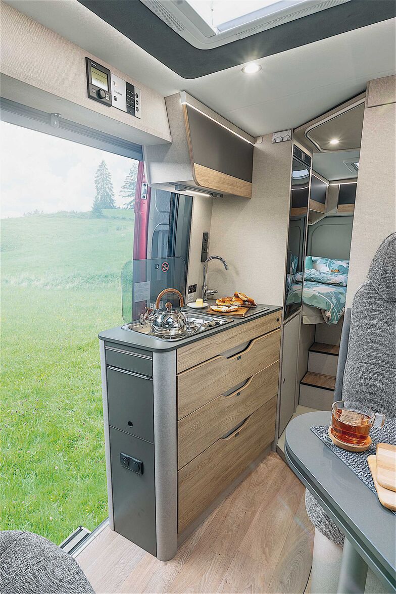 Le bloc cuisine est également doté d’éléments d’éclairage indirect. Les grands tiroirs disposent d’un verrouillage centralisé.