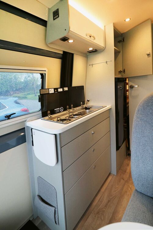 La cuisine compacte marque des points sur le plan de l’équipement et de l’esthétique.