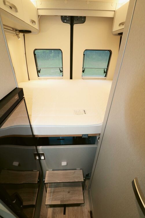 Les renfoncements sur les côtés permettent de disposer de davantage d’espace au niveau de la tête et des pieds sur le couchage de 196 x 135 cm.