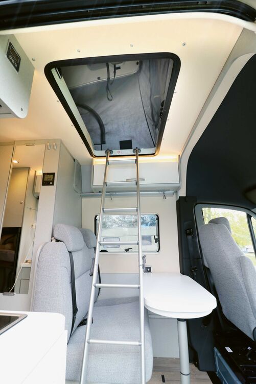 Une échelle en aluminium permet d’accéder facilement au lit supérieur.