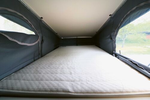 Le matelas de deux mètres de long placé sous le toit relevable avec parois en textile adaptables offre suffisamment de place.