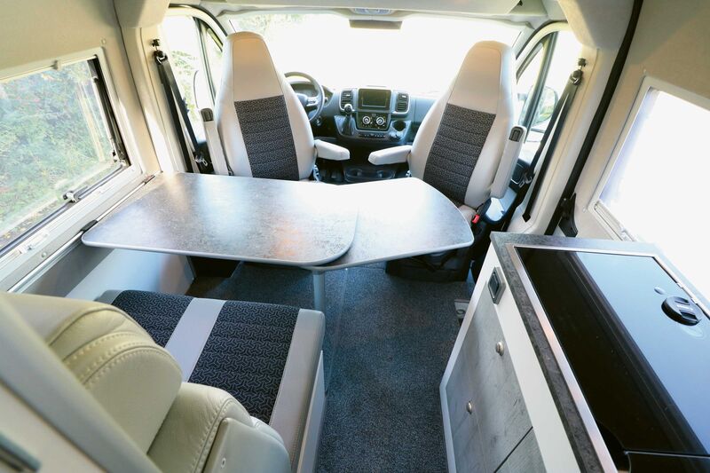 La dînette composée des confortables sièges de la cabine, d’une banquette et d’une table suspendue offre une liberté de mouvement et un confort suffisants.