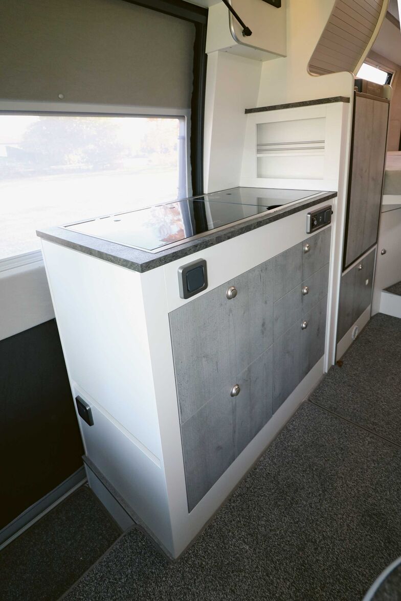 Visuellement, la cuisine compacte est convaincante, et son équipement répond à toute les attentes.