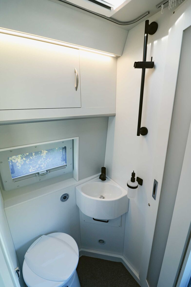 La douchette extractible du lavabo peut être accrochée à la barre de douche.