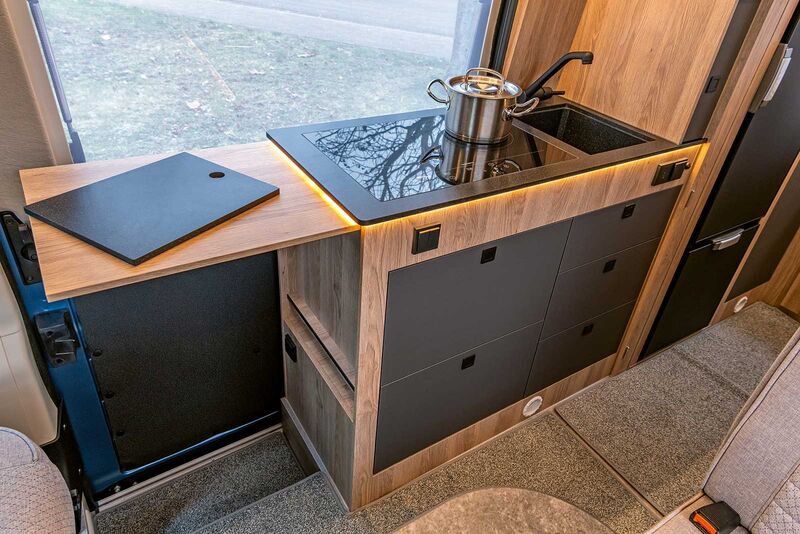 Une plaque à induction avec deux zones de cuisson (1000 / 1300 watts) permet de cuisiner sans gaz.