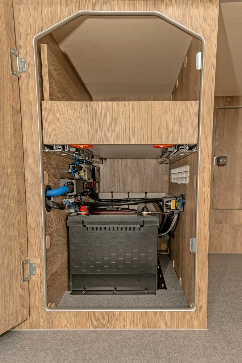 Cette technologie remplace l'ancien local à bouteilles de gaz, qui abrite désormais la batterie et l'onduleur.