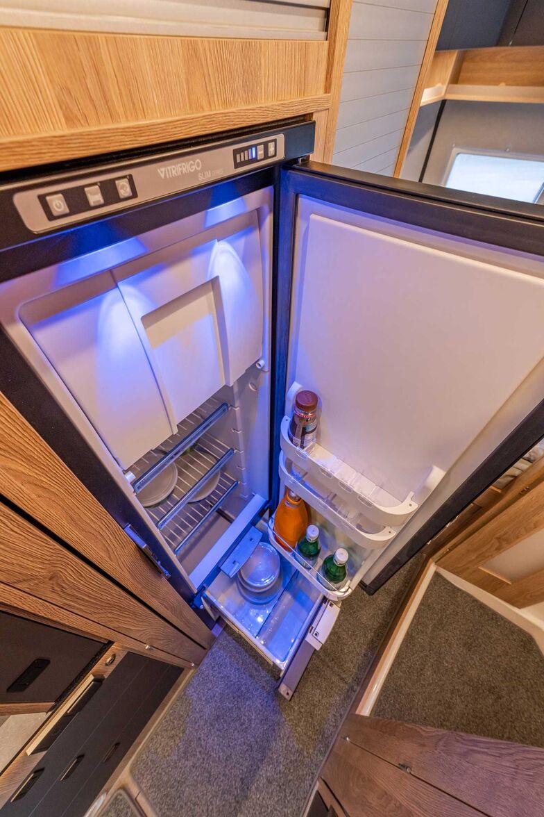 Nouveauté pour l'année modèle 2026 : un Réfrigérateur compresseur de 150 litres au design élancé, avec un compartiment à bouteilles et un congélateur trois étoiles.