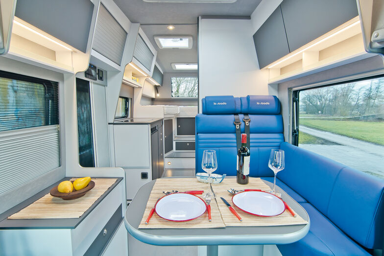 Le bloc cuisine compact au centre du véhicule.