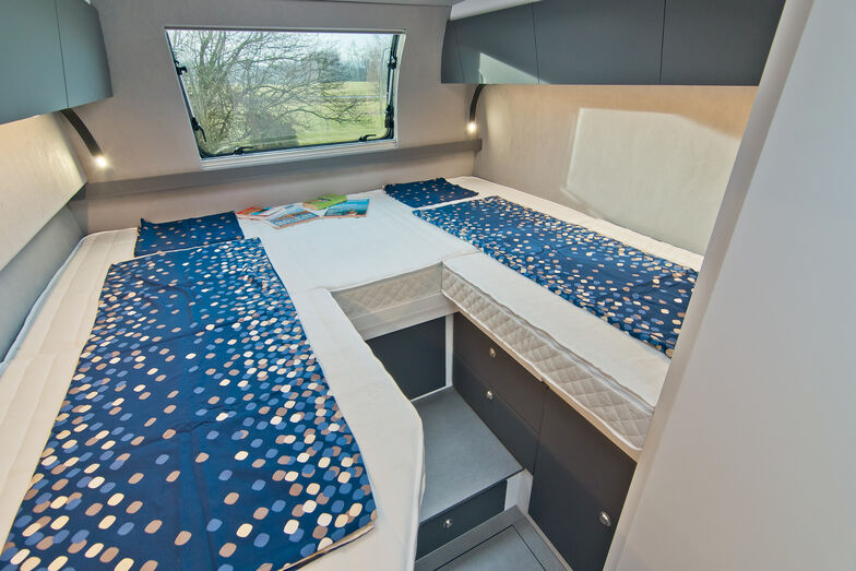 La chambre à coucher du Nova EB de La Strada, avec deux lits simples à l’arrière.