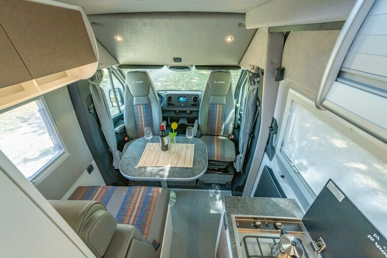 Un grand espace à vivre avec sièges de cabine pivotants.