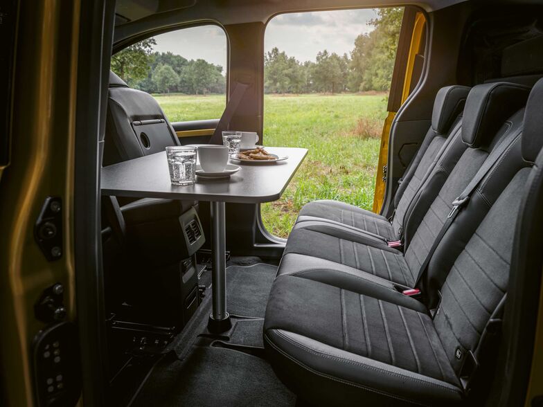 Grâce à deux pieds différents, la table peut être installée à l’intérieur et à l’extérieur.