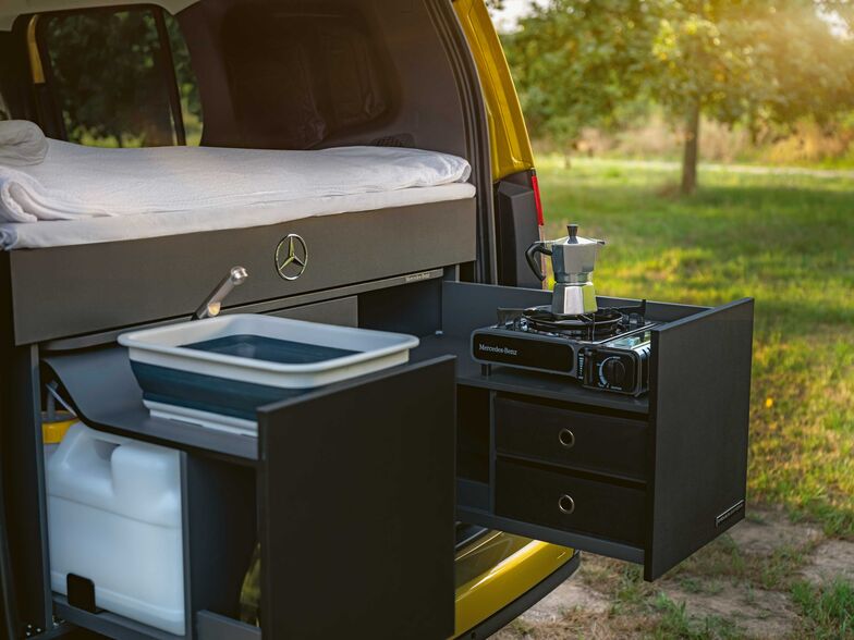 L’unité de cuisine en option comprend un évier, un réservoir d’eau, une glacière et une plaque de cuisson à cartouches de gaz.