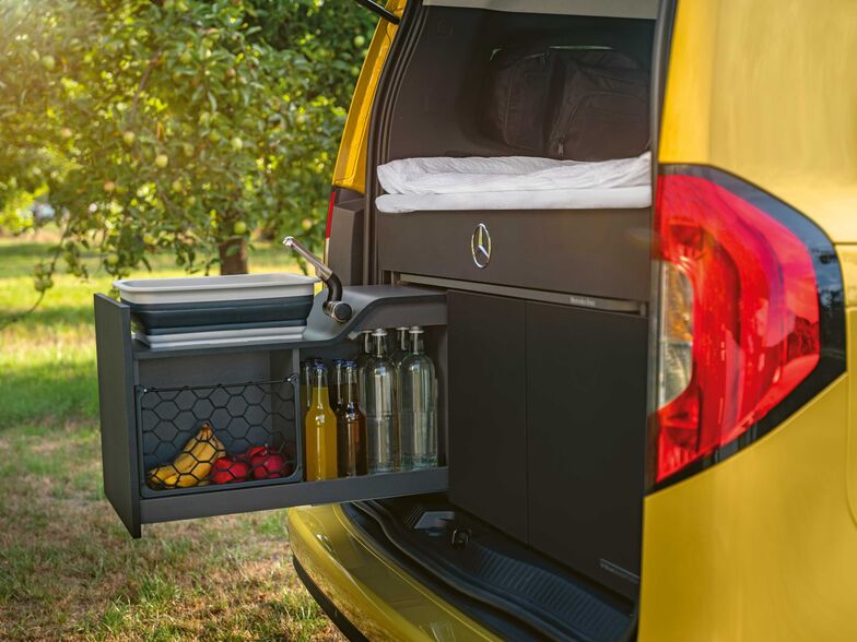 L’équipement de camping est placé dans le coffre, sous le lit.