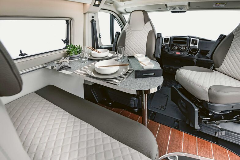 Le van Admiral est caractérisées par une utilisation judicieuse de bois, stratifiés et matériaux plus précieux.