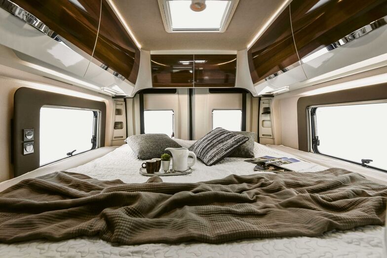 Lit pavillon à commande électrique.