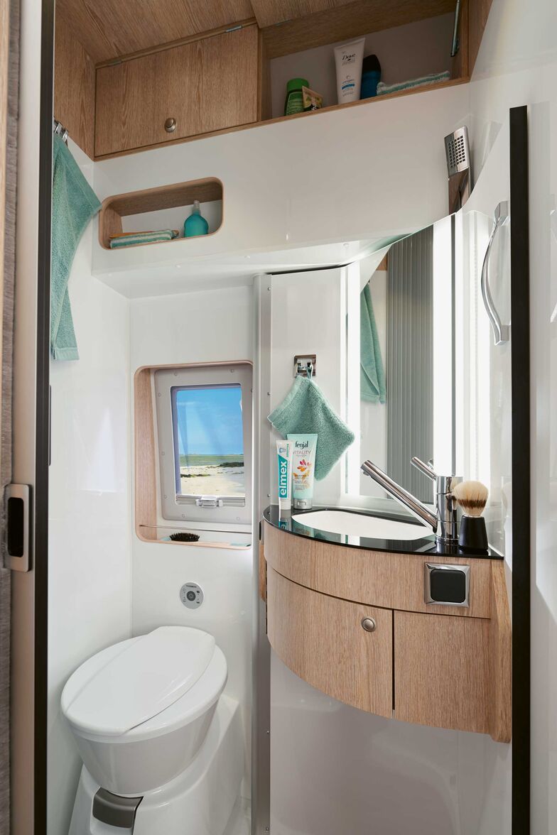 Grand espace toilettes avec espaces de rangement et niches.