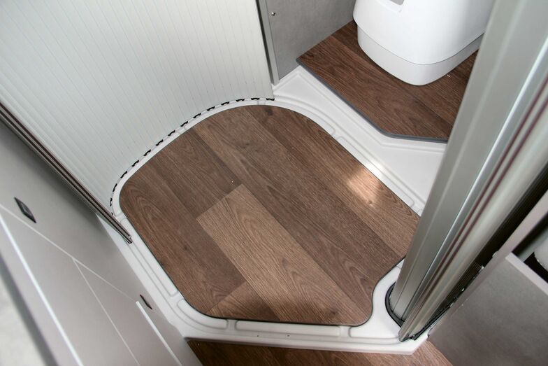 Généreuses salle de bains et toilettes.