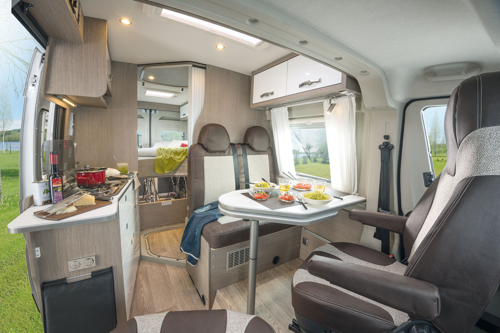 Roadcruiser Evolution: La pièce à vivre peut accueillir jusqu’à quatre personnes.