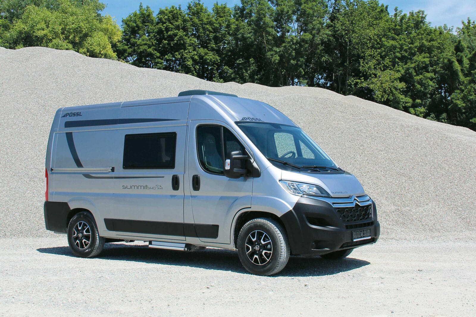 Le camping-car pour deux personnes Pössl Summit Shine 540 offre une dînette flexible et une solution de rangement.