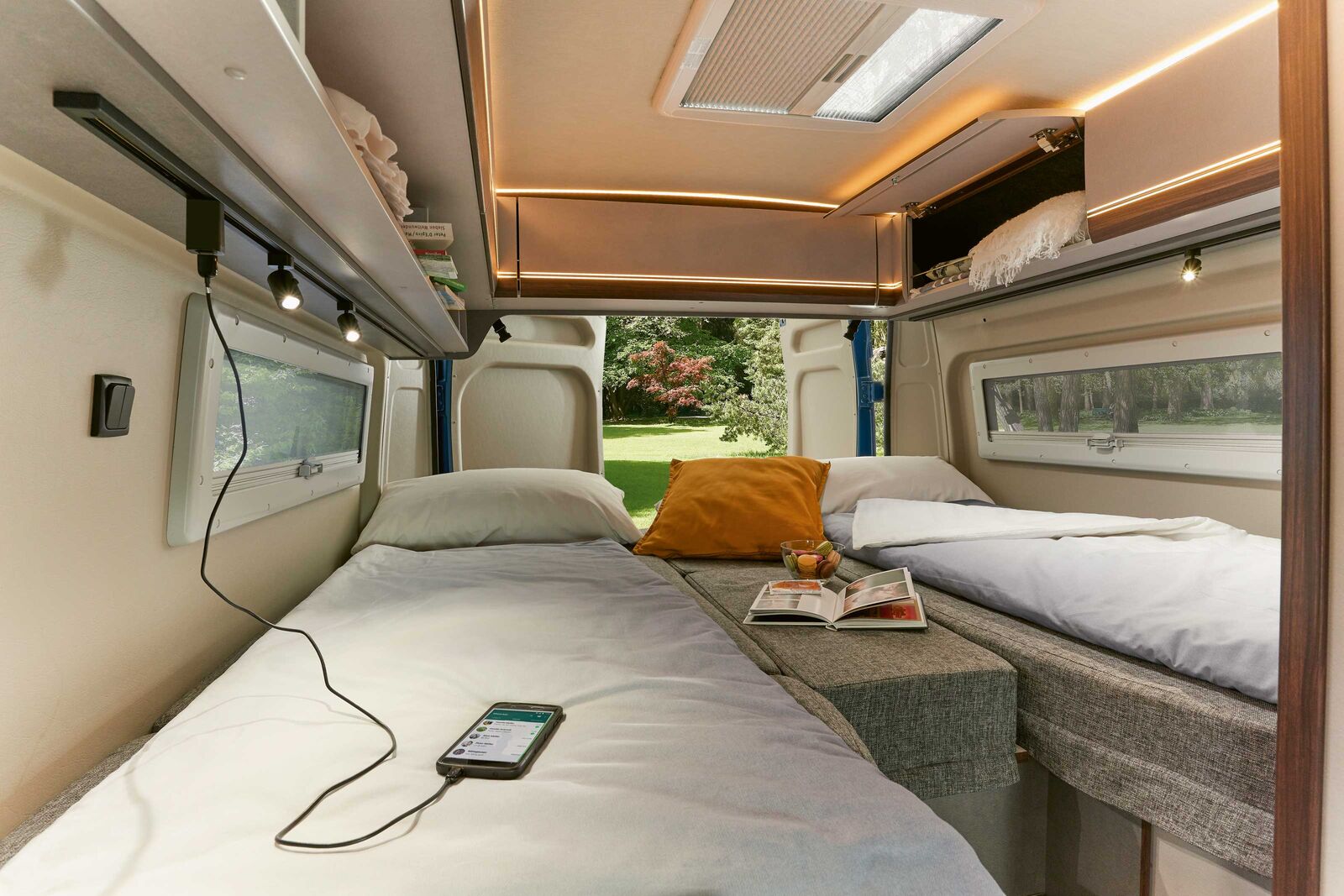 La conception des placards permet le transport de charges lourdes et volumineuses en toute sécurité. La bande d'éclairage LED apporte plus de lumière.