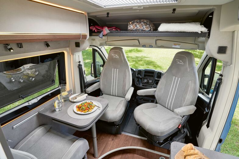 Coin salon avec sièges pivotants dans le cockpit.