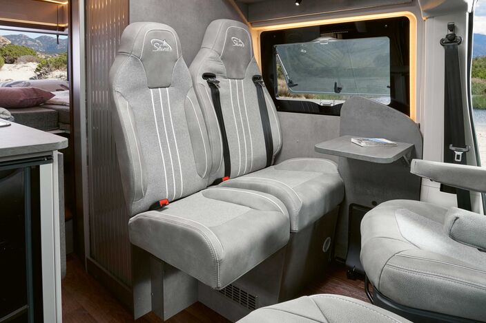 ... par un siège supplémentaire avec ceinture.