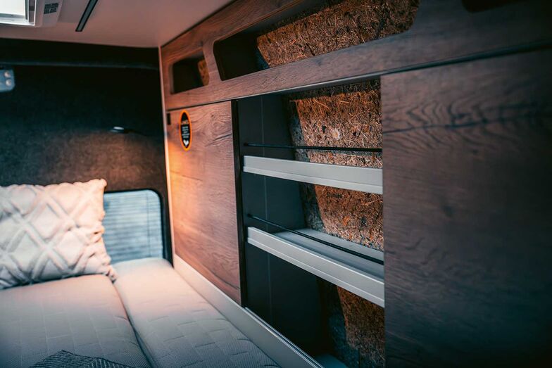 Une étagère à la place des armoires suspendues dans The Savage X.