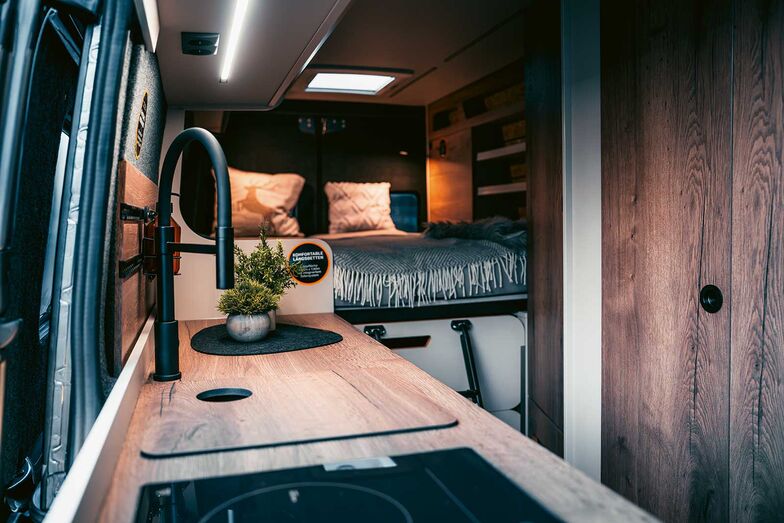 Vue du bloc-cuisine vers le lit arrière.