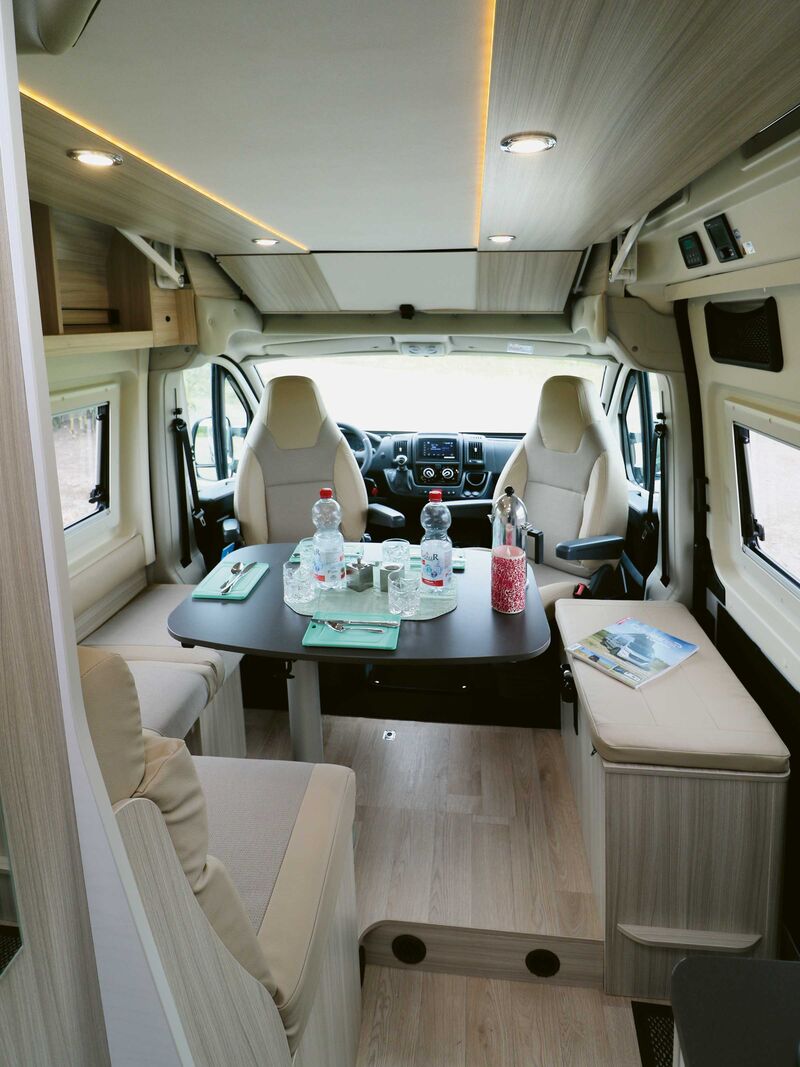 Sur le segment des fourgons, le Camper Five offre un espace à vivre inhabituel et spacieux, avec suffisamment d’espace pour cinq voyageurs.