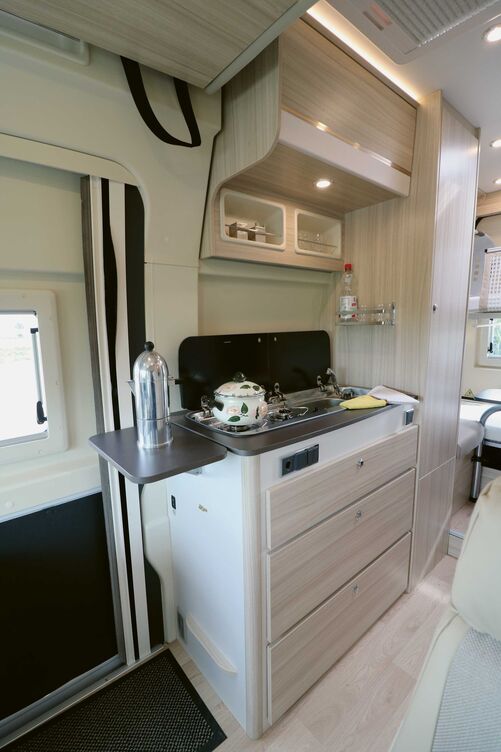 La cuisine décalée vers l’arrière séduit par son équipement complet, son plan de travail supplémentaire et son allure élégante.