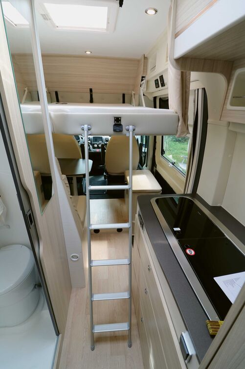 Une échelle en aluminium permet d’accéder au lit pavillon placé en longueur, dont la hauteur est néanmoins très réduite.