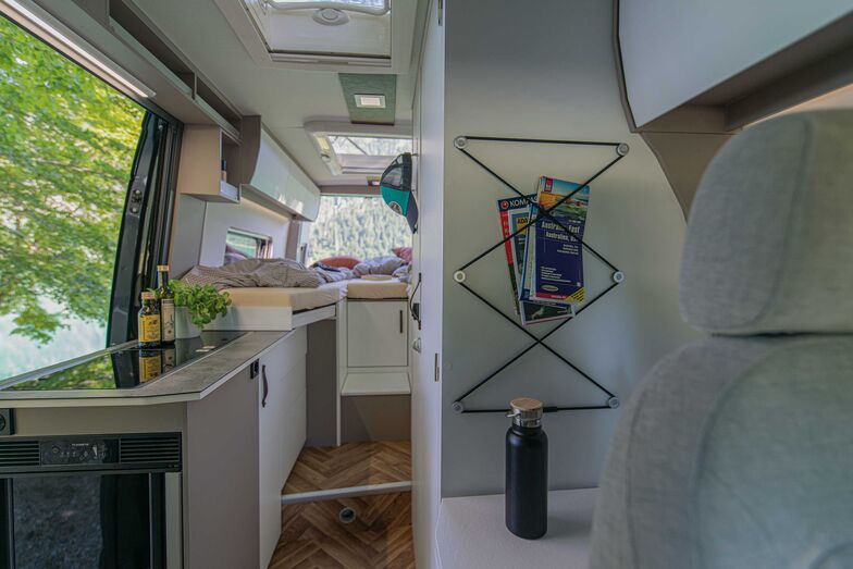 Vue de la cabine sur la cuisine puis les lits jumeaux à l’arrière.