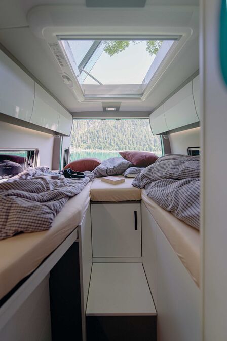 Les deux grands lits jumeaux sont placés au-dessus de l’espace de stockage.