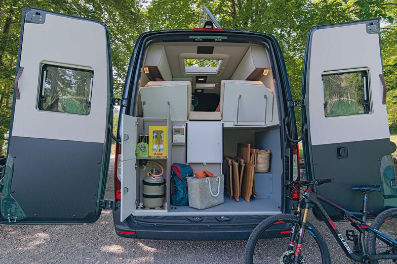 L’arrière offre beaucoup d’espace de stockage. Les têtes des lits peuvent être relevées pour pouvoir ranger des vélos.