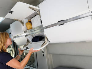 Viel Stauraum bieten die Hochschränke.