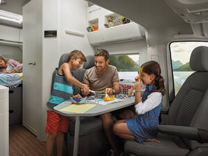 Aménagement du séjour classique avec sièges pivotants et banquette.