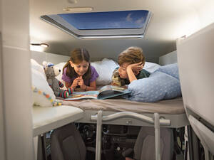 Le lit en hauteur sous le toit, en option, est destiné aux enfants.