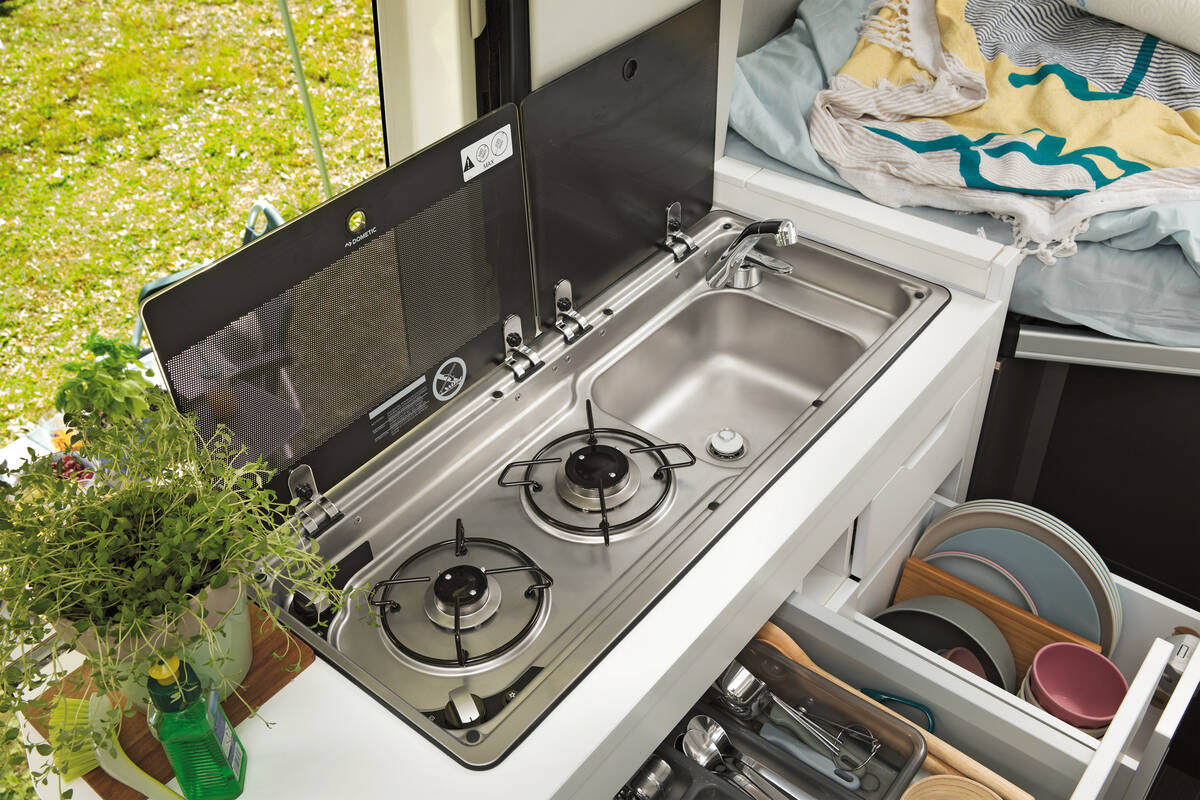 Bloc cuisine avec plaques de protection individuelles.